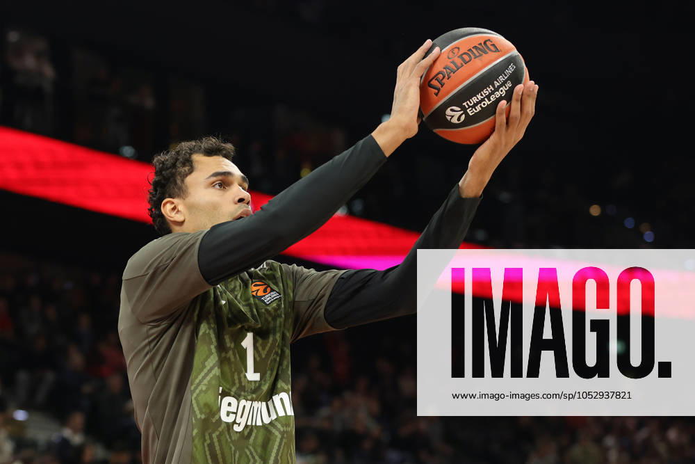 Oscar da Silva FC Bayern Basketball, 1 when warming up GER, FC Bayern Basketball vs Olympiacos Piraeus, Basketball, Euroleague, Season 2024 2025, 25 10 2024 GER, FC Bayern Basketball vs Olympiacos Piraeus, Basketball, Euroleague, Season 2024 2025, 25 10 2024 Munich