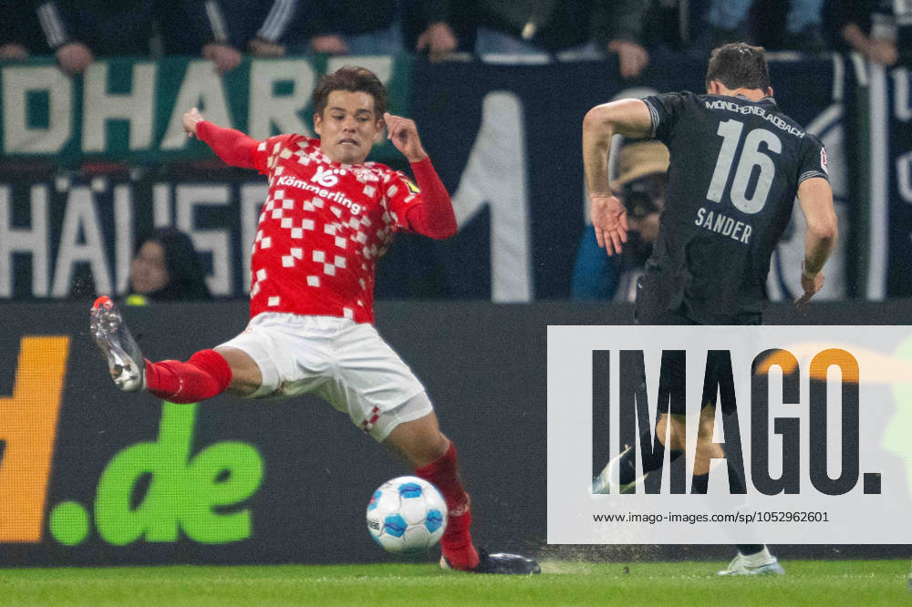 Philipp Sander Borussia Mönchengladbach Kaishu Sano Mainz 05 battle for the ball during the Bundesliga match between 1 FSV Mainz 05 and Borussia Mönchengladbach, Mewa Arena on October 25, 2024 in Mainz, Germany Photo by Wolfgang Denkinger DeFodi Images Philipp Sander Borussia Mönchengladbach Kaishu Sano Mainz 05 battle for the ball during the Bundesliga match between 1 FSV Mainz 05 and Borussia Mönchengladbach at Mewa Arena on October 25, 2024 in Mainz, Germany Photo by Wolfgang Denkinger DeFodi Images not used in POL SRB CRO FRA GBR NED ITA USA Defodi 747 747 20241025 MA05BMG 000000139 Defodi-747 not used in POL SRB CRO FRA GBR NED ITA USA DFL regulations prohibit any use of photographs as image sequences and or quasi-video.
