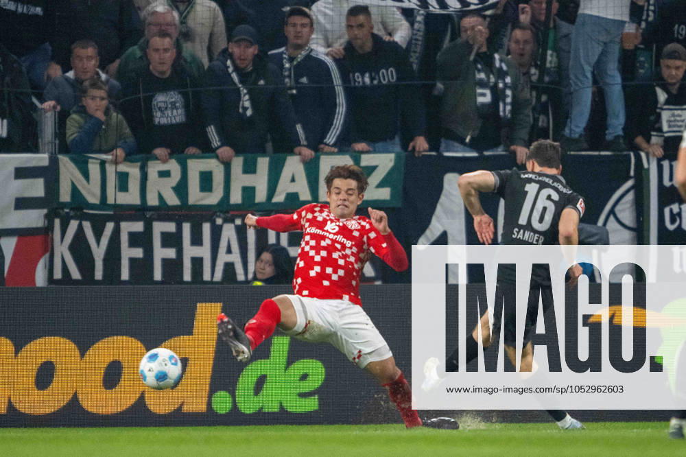 Philipp Sander Borussia Mönchengladbach Kaishu Sano Mainz 05 battle for the ball during the Bundesliga match between 1 FSV Mainz 05 and Borussia Mönchengladbach, Mewa Arena on October 25, 2024 in Mainz, Germany Photo by Wolfgang Denkinger DeFodi Images Philipp Sander Borussia Mönchengladbach Kaishu Sano Mainz 05 battle for the ball during the Bundesliga match between 1 FSV Mainz 05 and Borussia Mönchengladbach at Mewa Arena on October 25, 2024 in Mainz, Germany Photo by Wolfgang Denkinger DeFodi Images not used in POL SRB CRO FRA GBR NED ITA USA Defodi 747 747 20241025 MA05BMG 000000140 Defodi-747 not used in POL SRB CRO FRA GBR NED ITA USA DFL regulations prohibit any use of photographs as image sequences and or quasi-video.