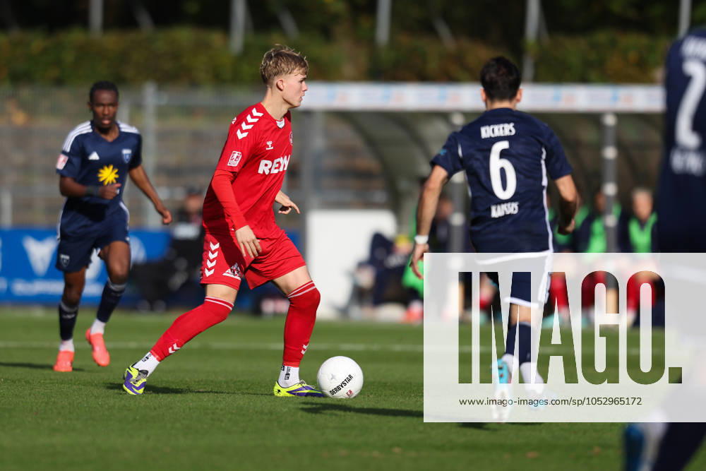 Soccer, Men, Regionalliga Nord, Matchday 16, FC Eintracht Norderstedt BSV Kickers Emden Falk Gross 20 FC Eintracht Norderstedt in duel with Kai Kaissis red 6 BSV Kickers Emden