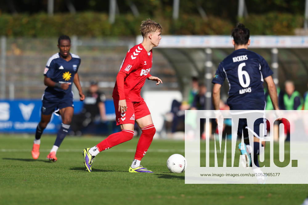 Soccer, Men, Regionalliga Nord, Matchday 16, FC Eintracht Norderstedt BSV Kickers Emden Falk Gross 20 FC Eintracht Norderstedt in duel with Kai Kaissis red 6 BSV Kickers Emden