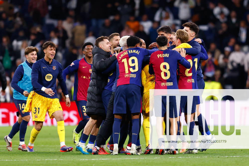 Players of FC Barcelon celebrate the victory during the Spanish League, LaLiga EA Sports, football match played between Real Madrid and FC Barcelona, Barca at Santiago Bernabeu stadium on October 26, 2024, in Madrid, Spain. Madrid SPAIN - ZUMAa181 20241026_zaa_a181_298