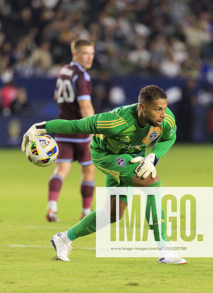 Goalkeeper, Zackary Steffan 95 of the Colorado Rapids puts the ball in play during the Audi 2024 MLS, Fussball Herren, USA Cup Playoffs Round One Game 1 of 3 against the LA Galaxy on Saturday October 26, 2024 at Dignity Health Sports Park Stadium in Carson, California. The Galaxy defeats Rapids, 5-0. JAVIER ROJAS PI Los Angeles USA - ZUMAp124 20241026_zaa_p124_063