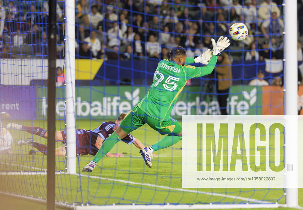 Goalkeeper, Zackary Steffan 95 of the Colorado Rapids blocks the ball during the Audi 2024 MLS, Fussball Herren, USA Cup Playoffs Round One Game 1 of 3 against the LA Galaxy on Saturday October 26, 2024 at Dignity Health Sports Park Stadium in Carson, California. The Galaxy defeats Rapids, 5-0. JAVIER ROJAS PI Los Angeles USA - ZUMAp124 20241026_zaa_p124_062