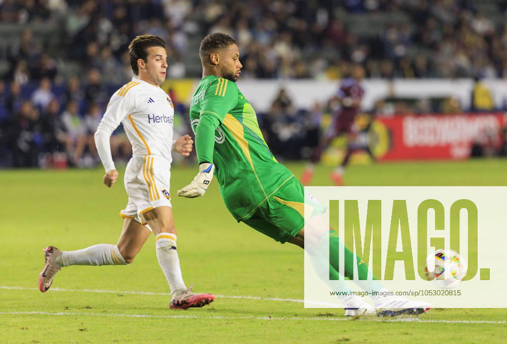 Goalkeeper, Zackary Steffan 95 of the Colorado Rapids puts the ball in play as he is challenged by Riqui Puig 10 of the LA Galaxy during the Audi 2024 MLS, Fussball Herren, USA Cup Playoffs Round One Game 1 of 3 on Saturday October 26, 2024 at Dignity Health Sports Park Stadium in Carson, California. The Galaxy defeats Rapids, 5-0. JAVIER ROJAS PI Los Angeles USA - ZUMAp124 20241026_zaa_p124_075