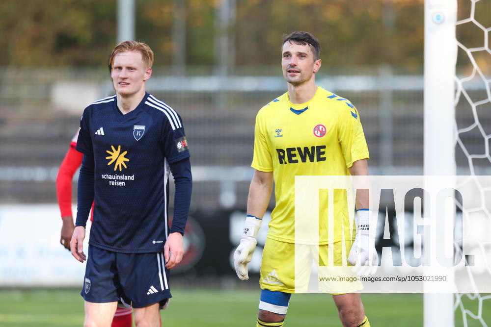 Soccer, Men, Regionalliga Nord, Matchday 16, FC Eintracht Norderstedt BSV Kickers Emden Goalkeeper Arne Exner 22 FC Eintracht Norderstedt and Pascal Steinwender blue 7 BSV Kickers Emden at corner kick