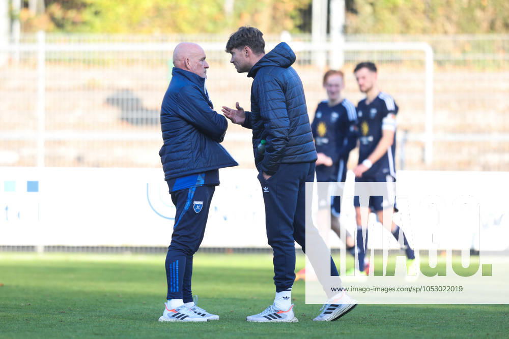 Football, Men, Regionalliga Nord, Matchday 16, FC Eintracht Norderstedt BSV Kickers Emden Coach Stefan Emmerling left BSV Kickers Emden in conversation with Sporting Director Henning Rießelmann BSV Kickers Emden