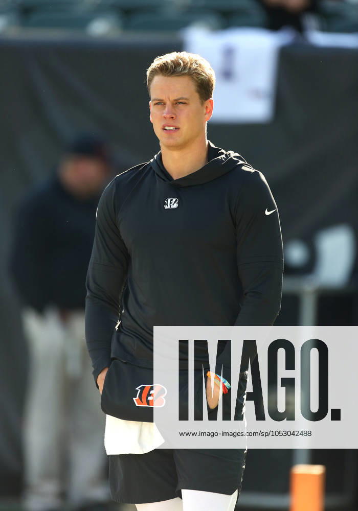 CINCINNATI, OH - OCTOBER 27 - Cincinnati Bengals quarterback Joe Burrow (9) warms up before a game between the Philadelphia Eagles and the Cincinnati Bengals at Paycor Stadium on Sunday, October 27, 2024. (Photo by Jeff Moreland Icon Sportswire) NFL, American Football Herren, USA OCT 27 Eagles at Bengals Icon168241027003