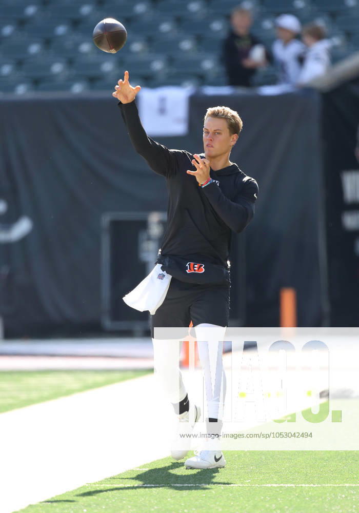 CINCINNATI, OH - OCTOBER 27 - Cincinnati Bengals quarterback Joe Burrow (9) warms up before a game between the Philadelphia Eagles and the Cincinnati Bengals at Paycor Stadium on Sunday, October 27, 2024. (Photo by Jeff Moreland Icon Sportswire) NFL, American Football Herren, USA OCT 27 Eagles at Bengals Icon168241027005