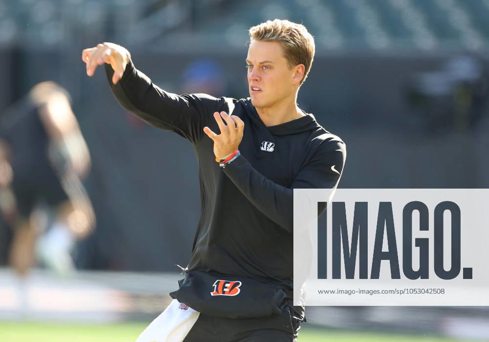 CINCINNATI, OH - OCTOBER 27 - Cincinnati Bengals quarterback Joe Burrow (9) warms up before a game between the Philadelphia Eagles and the Cincinnati Bengals at Paycor Stadium on Sunday, October 27, 2024. (Photo by Jeff Moreland Icon Sportswire) NFL, American Football Herren, USA OCT 27 Eagles at Bengals Icon168241027008
