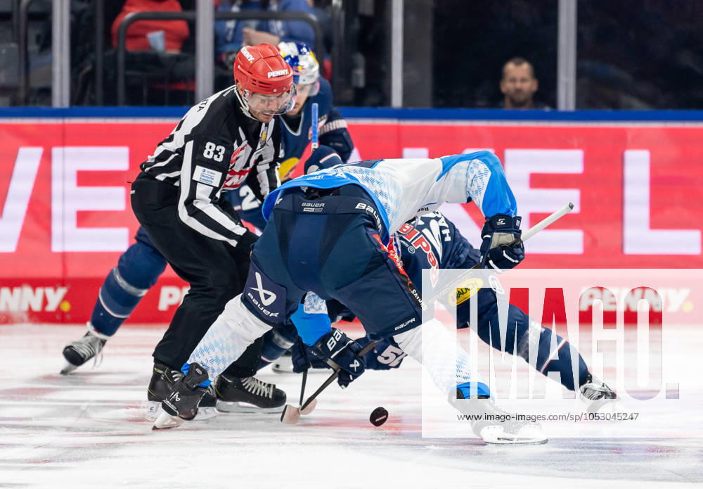 Linesman David Tschirner takes a faceoff between Austen Keating ERC Ingolstadt Panther, 89 and Patrick Hager EHC Red Bull Muenchen, 52 GER, EHC Red Bull Muenchen vs ERC Ingolstadt Panther, Ice Hockey, DEL, Matchday 13, Season 2024 2025, 27 10 2024 GER, EHC Red Bull Muenchen vs ERC Ingolstadt Panther, Ice Hockey, DEL, Matchday 13, Season 2024 2025, 27 10 2024 Muenchen