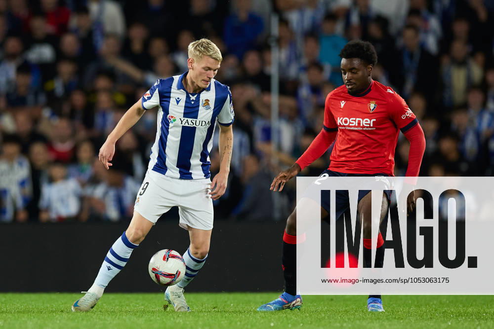 Orri Oskarsson of Real Sociedad competes for the ball with Enzo Boyomo of CA Osasuna during the LaLiga EA Sports match between Real Sociedad and CA Osasuna at Reale Arena on October 27, 2024, in San Sebastian, Spain. San Sebastian SPAIN - ZUMAa181 20241027_zaa_a181_281