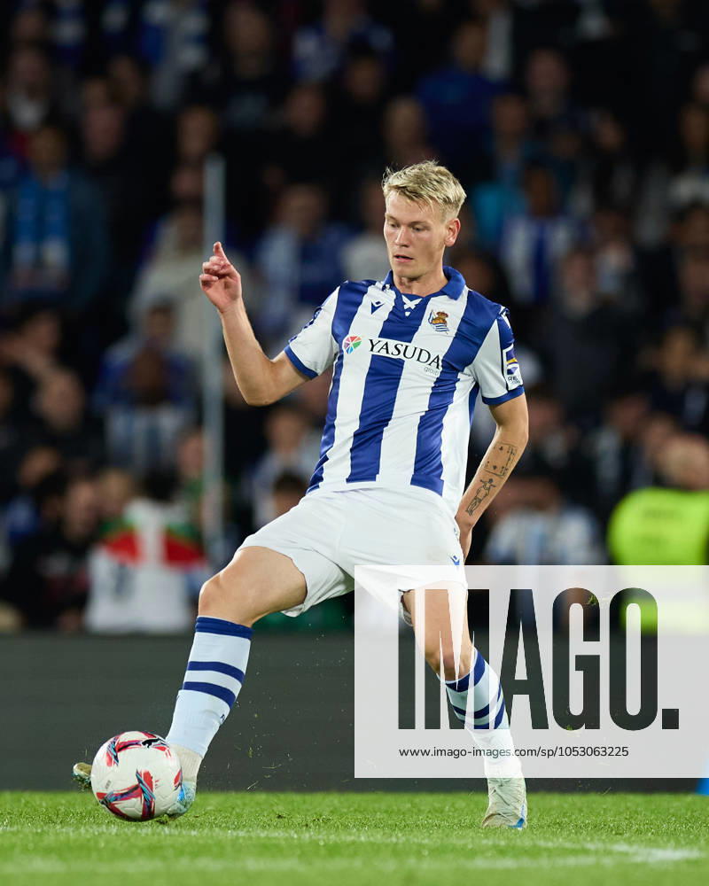 Orri Oskarsson of Real Sociedad in action during the LaLiga EA Sports match between Real Sociedad and CA Osasuna at Reale Arena on October 27, 2024, in San Sebastian, Spain. San Sebastian SPAIN - ZUMAa181 20241027_zaa_a181_283