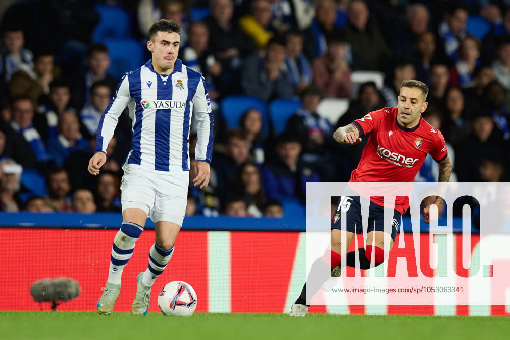 Ander Barrenetxea of Real Sociedad competes for the ball with Ruben Pena of CA Osasuna during the LaLiga EA Sports match between Real Sociedad and CA Osasuna at Reale Arena on October 27, 2024, in San Sebastian, Spain. San Sebastian SPAIN - ZUMAa181 20241027_zaa_a181_290