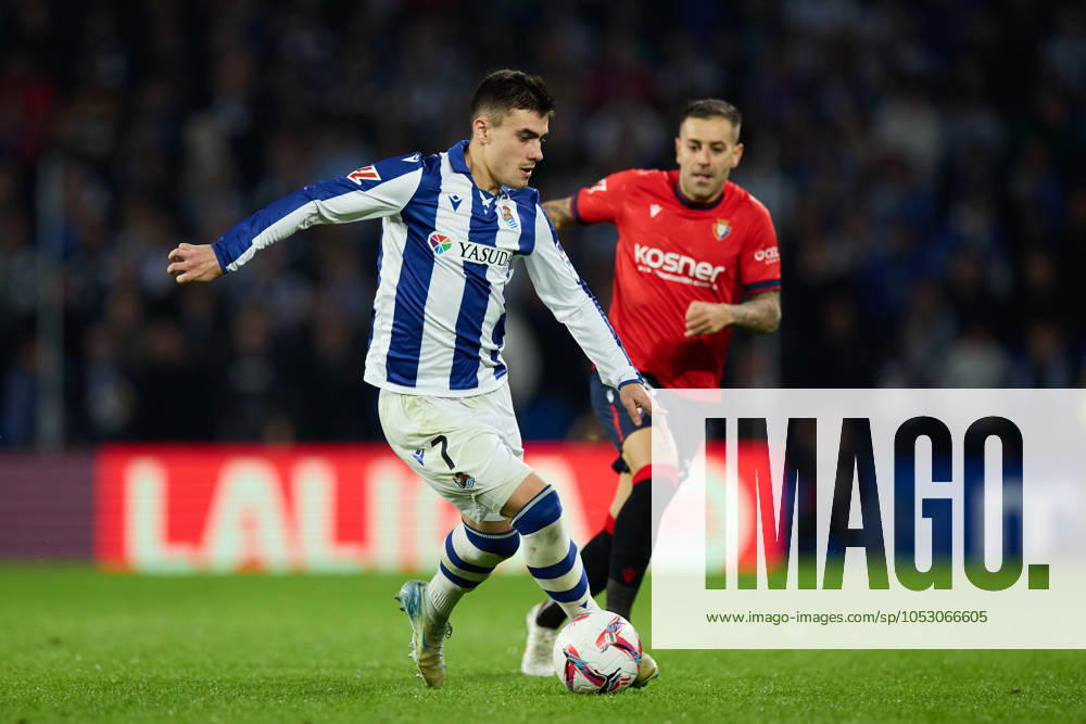 Ander Barrenetxea of Real Sociedad competes for the ball with Ruben Pena of CA Osasuna during the LaLiga EA Sports match between Real Sociedad and CA Osasuna at Reale Arena on October 27, 2024, in San Sebastian, Spain. San Sebastian SPAIN - ZUMAa181 20241027_zaa_a181_301