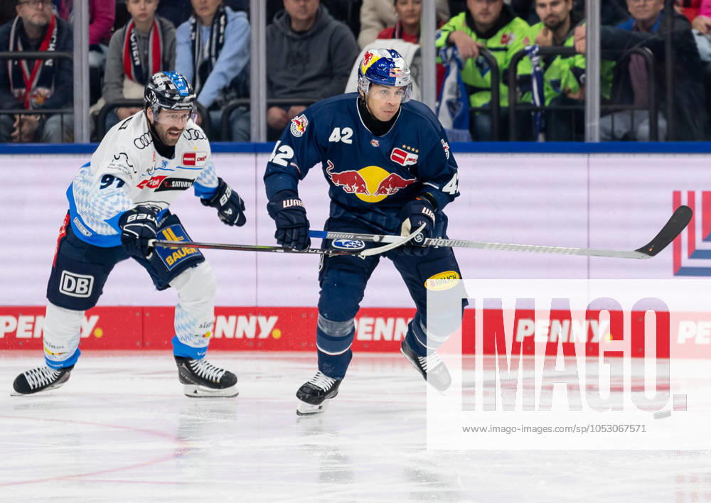 Battle for the puck duel between Riley Sheen ERC Ingolstadt Panther, 91 and Yasin Ehliz EHC Red Bull Muenchen, 42 GER, EHC Red Bull Muenchen vs ERC Ingolstadt Panther, Ice Hockey, DEL, Matchday 13, Season 2024 2025, 27 10 2024 GER, EHC Red Bull Muenchen vs ERC Ingolstadt Panther, Ice Hockey, DEL, Matchday 13, Season 2024 2025, 27 10 2024 Muenchen