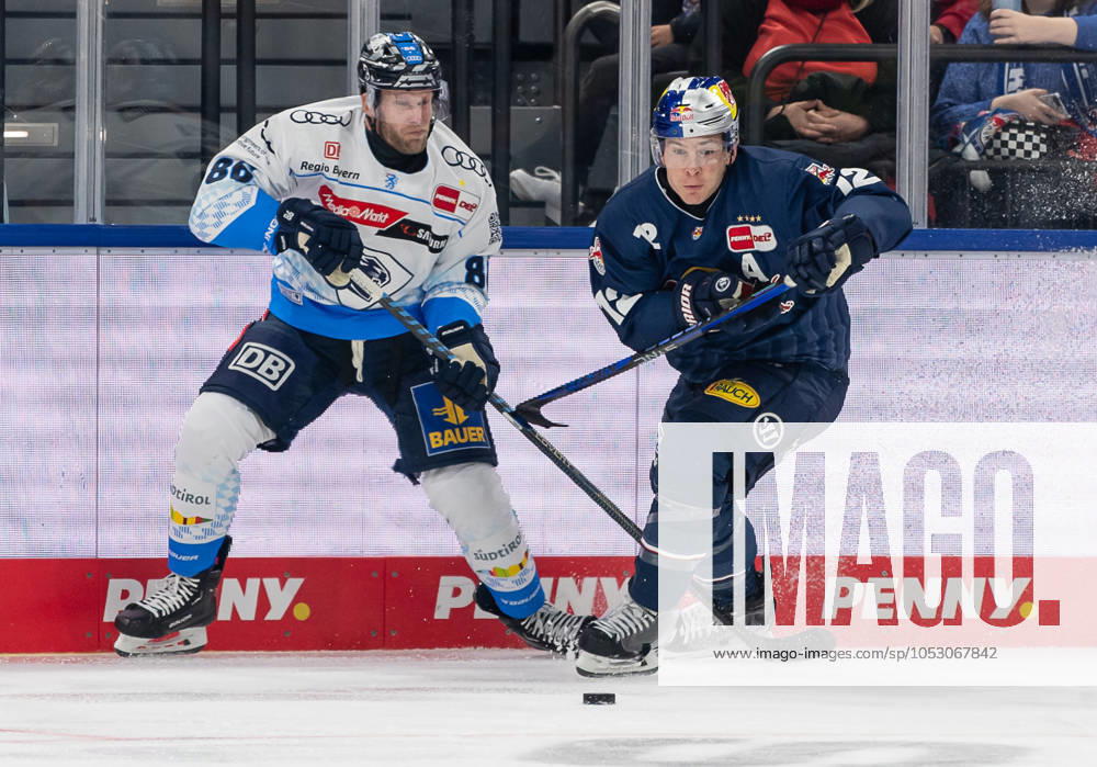 Fight for the puck duel between Daniel Pietta ERC Ingolstadt Panther, 86 and Ben Smith EHC Red Bull Muenchen, 12 GER, EHC Red Bull Muenchen vs ERC Ingolstadt Panther, Ice Hockey, DEL, Matchday 13, Season 2024 2025, 27 10 2024 GER, EHC Red Bull Muenchen vs ERC Ingolstadt Panther, Ice Hockey, DEL, Matchday 13, Season 2024 2025, 27 10 2024 Muenchen