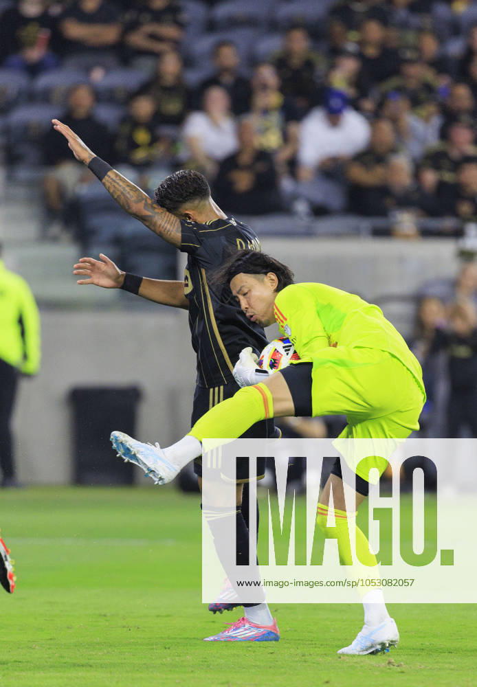 Goalkeeper, Yohei Takaoka 1 of the Vancouver Whitecaps traps the ball away from Olivier Giroud 9 of the Los Angeles Football Club during the Audi 2024 MLS, Fussball Herren, USA Cup Playoffs Round One Game 1 of 3 on Sunday October 27, 2024 at BMO Stadium in Los Angeles, California. LAFC defeats Whitecaps, 2-1. JAVIER ROJAS PI Los Angeles USA - ZUMAp124 20241027_zaa_p124_056