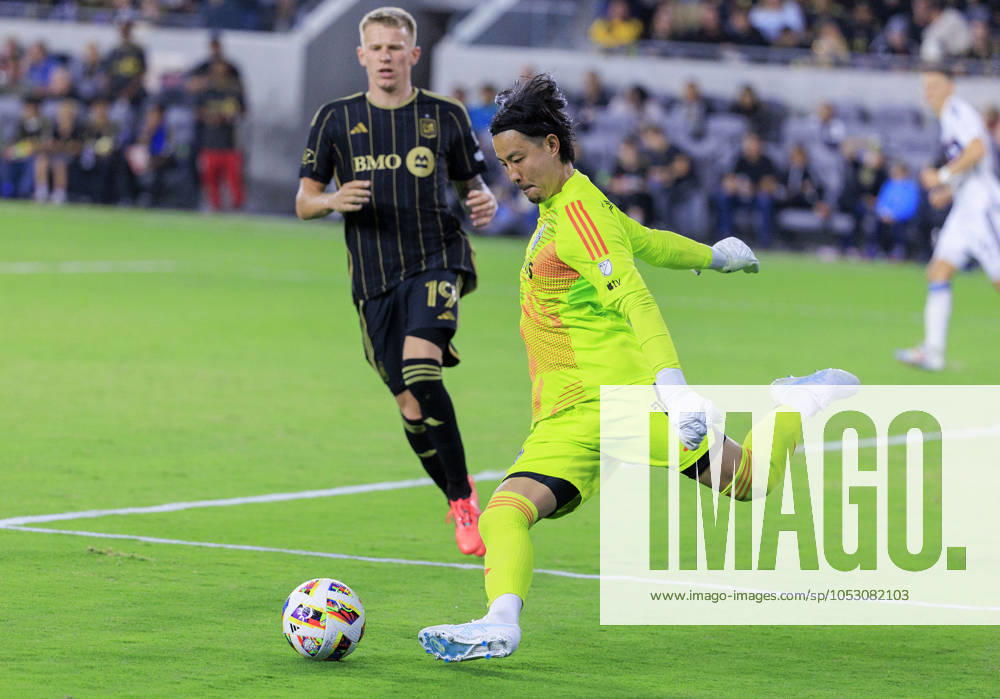 Goalkeeper, Yohei Takaoka 1 of the Vancouver Whitecaps puts the ball in play during the Audi 2024 MLS, Fussball Herren, USA Cup Playoffs Round One Game 1 of 3 against the Los Angeles Football Club on Sunday October 27, 2024 at BMO Stadium in Los Angeles, California. LAFC defeats Whitecaps, 2-1. JAVIER ROJAS PI Los Angeles USA - ZUMAp124 20241027_zaa_p124_070