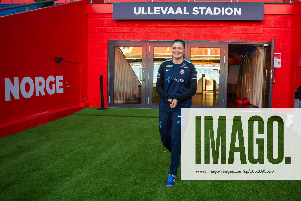 Signe Gaupset of the Norwegian women s national football team ahead of a training session on October 28, 2024 in Oslo Photo Vegard Grott BILDBYRAN kod VG VG0682 bbeng fotboll football soccer fotball norge norway women dam uefa euro qualifier em kvalifisering kvinner em kvalik em kval träning practice training trening