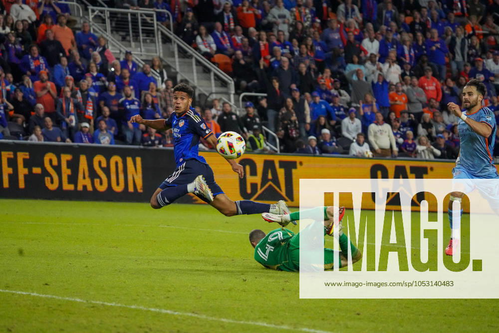 FC Cincinnati forward NICHOLAS GIOACCHINI (9) shoots the ball wide after chipping New York City goalkeeper MATT FREESE (49) during an MLS, Fussball Herren, USA game at TQL Stadium on October 28, 2024 in Cincinnati, Ohio. Soccer 2024: FC Cincinnati 1:0 New York City FC - ZUMA 0776596873st