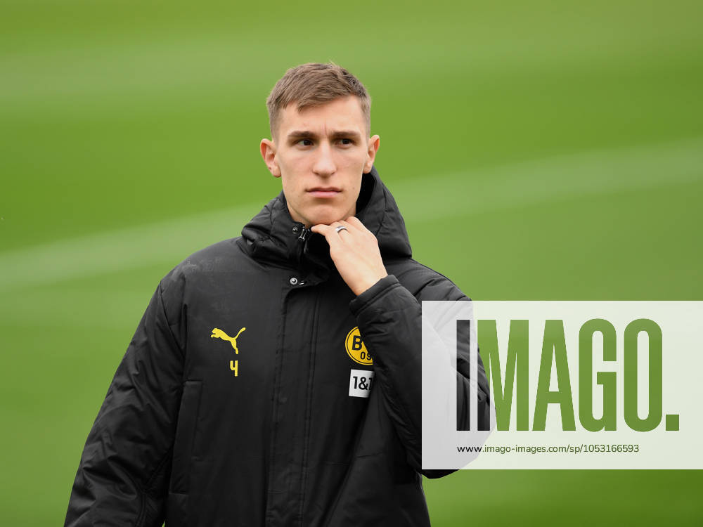 Dortmund, Germany,30 10 24 Nico Schlotterbeck Borussia Dortmund looks on during the training session of Borussia Dortmund at BVB Trainingsgelaende Hohenbuschei on October 30 2024 in Dortmund Photo by Ralf Treese DeFodi Images Dortmund, Germany 30 10 24 Nico Schlotterbeck Borussia Dortmund looks on during the training session of Borussia Dortmund at BVB Trainingsgelaende Hohenbuschei on October 30 2024 in Dortmund Photo by Ralf Treese DeFodi Images not used in POL SRB CRO FRA GBR NED ITA USA Defodi 521 BVBTRA20241030 011 Defodi-521 not used in POL SRB CRO FRA GBR NED ITA USA