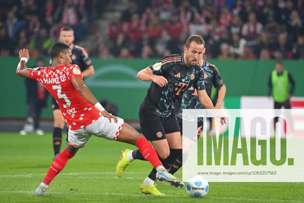 Harry KANE Bayern Muenchen , action,duel against Moritz JENZ 1 FSV Mainz 05 Soccer DFB Pokal 2 Round 1 FSV Mainz 05 FC Bayern Muenchen 0 4 on 30 10 2024,MEWA ARENA Season 2024 2025,