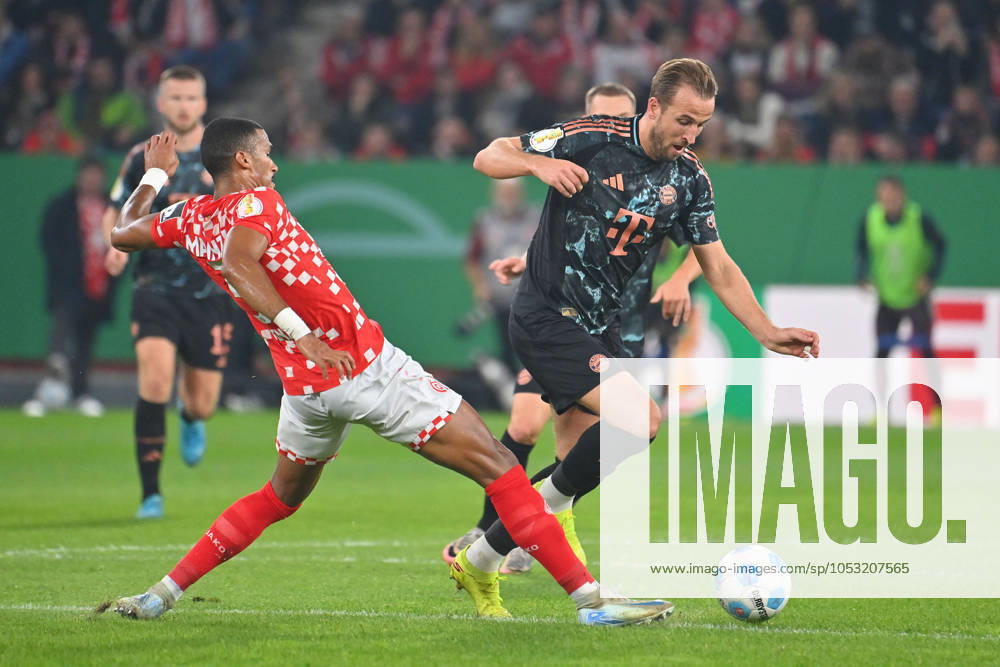 Harry KANE Bayern Muenchen , action,duel against Moritz JENZ 1 FSV Mainz 05 Soccer DFB Pokal 2 Round 1 FSV Mainz 05 FC Bayern Muenchen 0 4 on 30 10 2024,MEWA ARENA Season 2024 2025,