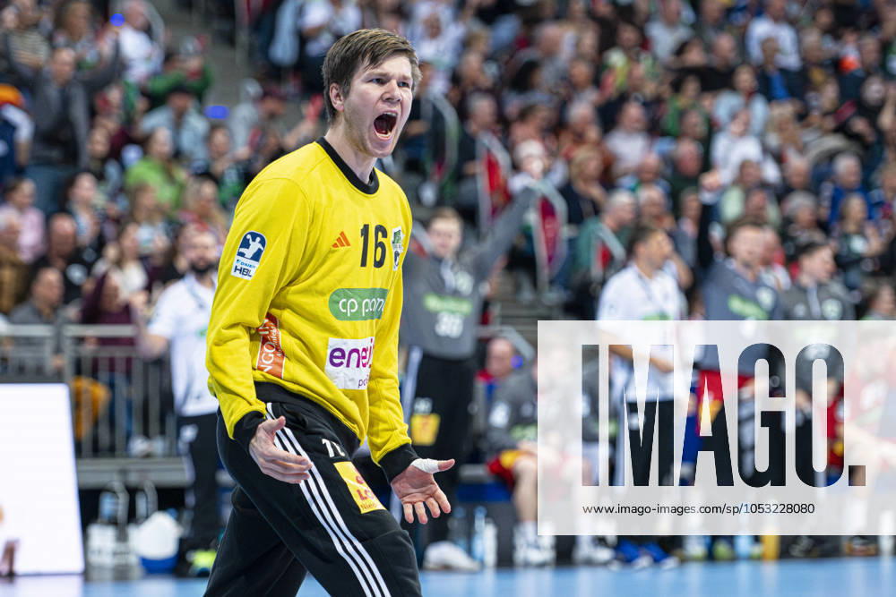 Simon Gade TSV Hannover Burgdorf, No. 16 v l , TSV Hannover Burgdorf red against TVB Stuttgart blue on matchday 9 of the 2024 2025 season in the DAIKIN Handball Bundesliga 31 10 2024, ZAG Arena Hannover, GER ,