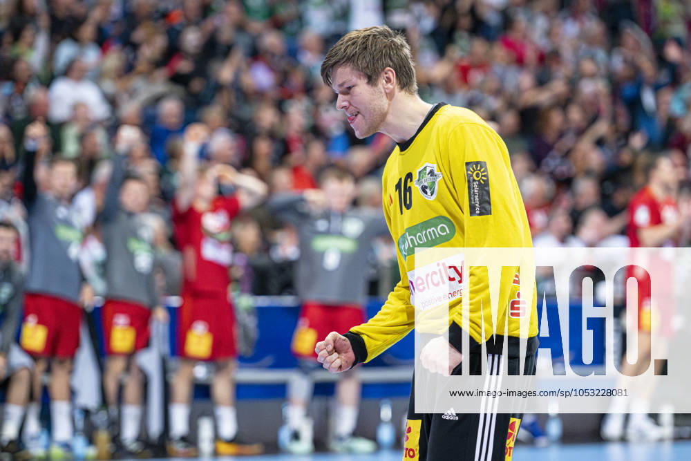 Simon Gade TSV Hannover Burgdorf, No. 16 v l , TSV Hannover Burgdorf red against TVB Stuttgart blue on matchday 9 of the 2024 2025 season in the DAIKIN Handball Bundesliga 31 10 2024, ZAG Arena Hannover, GER ,