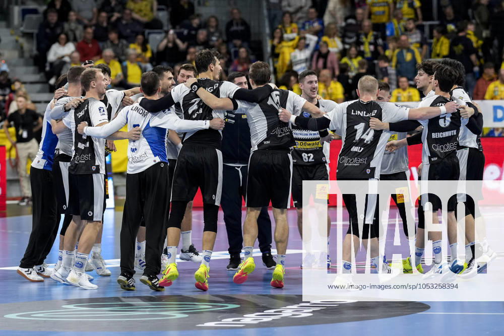 ThSV Eisenach players, cheering after the final whistle, joy about the victory, winner, winner, cheers, cheering, cheerful, positive, happy, rejoicing, optimistic, highlight, action, action, dancing in a circle, team circle, team circle, 01 11 2024, Mannheim Germany , Handball, Bundesliga, Rhein Neckar Löwen ThSV Eisenach