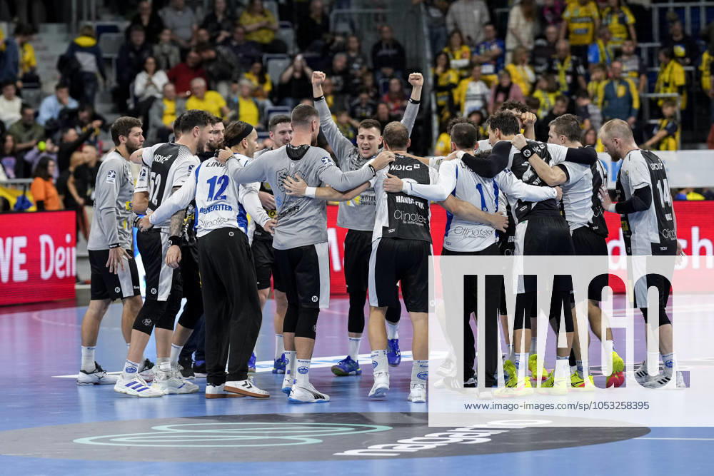 ThSV Eisenach players, cheering after the final whistle, joy about the victory, winner, winner, cheers, cheering, cheerful, positive, happy, rejoicing, optimistic, highlight, action, action, dancing in a circle, team circle, team circle, 01 11 2024, Mannheim Germany , Handball, Bundesliga, Rhein Neckar Löwen ThSV Eisenach