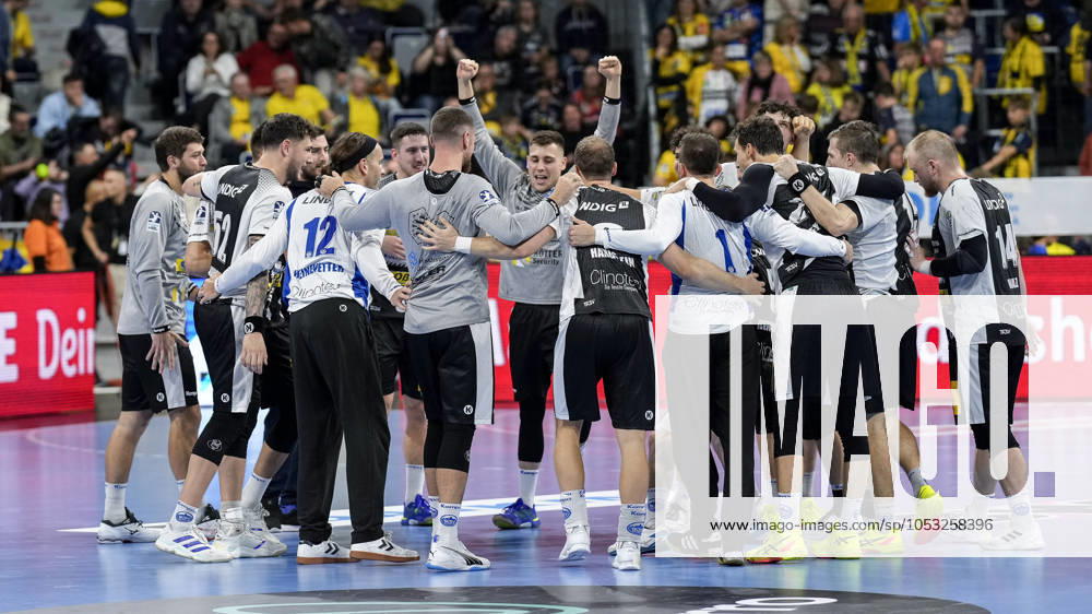ThSV Eisenach players, cheering after the final whistle, joy about the victory, winner, winner, cheers, cheering, cheerful, positive, happy, rejoicing, optimistic, highlight, action, action, dancing in a circle, team circle, team circle, 01 11 2024, Mannheim Germany , Handball, Bundesliga, Rhein Neckar Löwen ThSV Eisenach