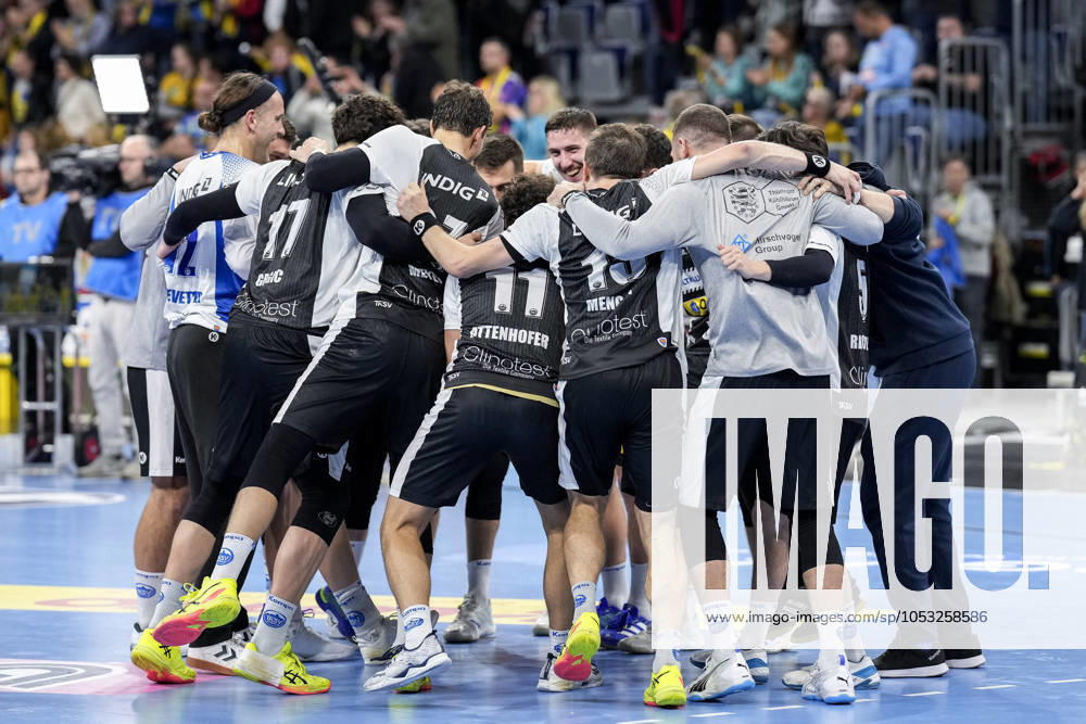 ThSV Eisenach players, cheering after the final whistle, joy about the victory, winner, winner, cheers, cheering, cheerful, positive, happy, rejoicing, optimistic, highlight, action, action, dancing in a circle, team circle, team circle, 01 11 2024, Mannheim Germany , Handball, Bundesliga, Rhein Neckar Löwen ThSV Eisenach