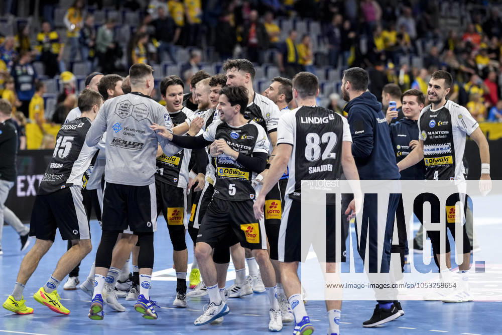 ThSV Eisenach players, cheering after the final whistle, joy about the victory, winner, winner, cheers, cheering, cheerful, positive, happy, rejoicing, optimistic, highlight, action, action, dancing in a circle, team circle, team circle, 01 11 2024, Mannheim Germany , Handball, Bundesliga, Rhein Neckar Löwen ThSV Eisenach