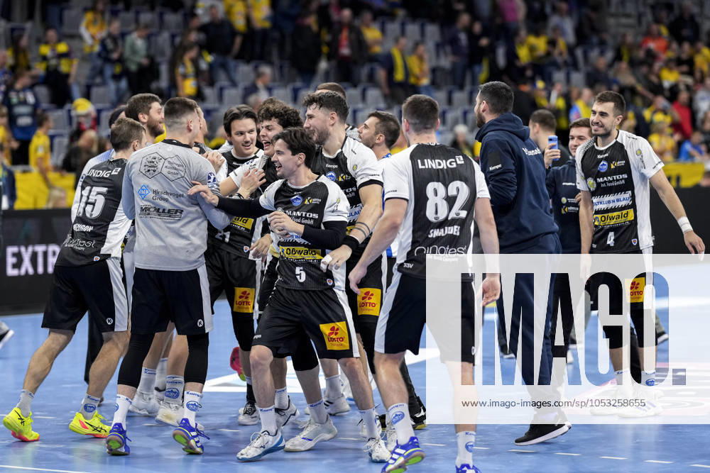 ThSV Eisenach players, cheering after the final whistle, joy about the victory, winner, winner, cheers, cheering, cheerful, positive, happy, rejoicing, optimistic, highlight, action, action, dancing in a circle, team circle, team circle, 01 11 2024, Mannheim Germany , Handball, Bundesliga, Rhein Neckar Löwen ThSV Eisenach