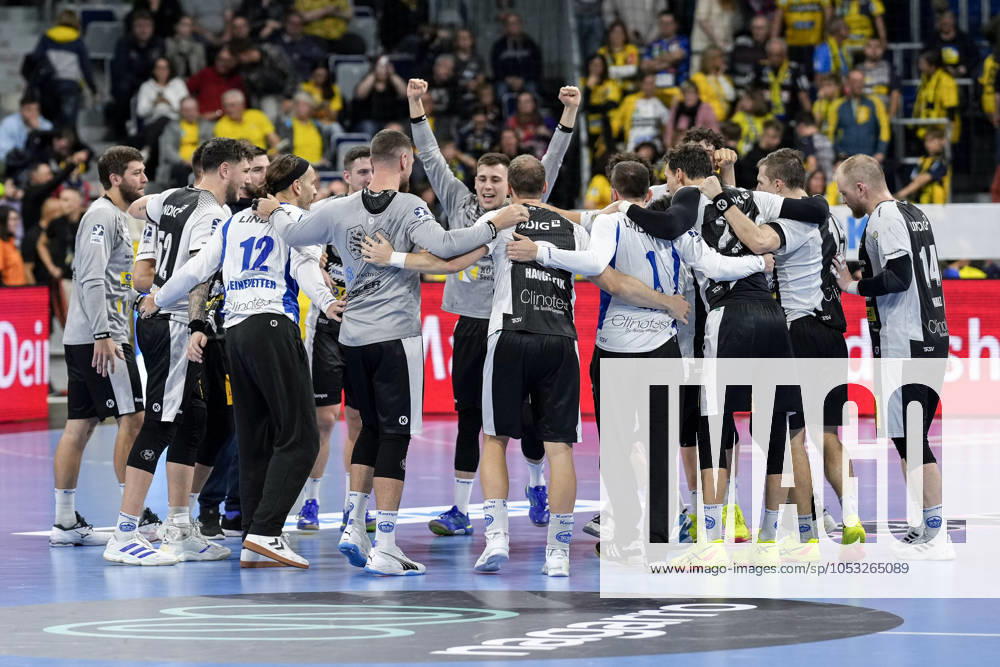 ThSV Eisenach players, cheering after the final whistle, joy about the victory, winner, winner, cheers, cheering, cheerful, positive, happy, rejoicing, optimistic, highlight, action, action, dancing in a circle, team circle, team circle, 01 11 2024, Mannheim Germany , Handball, Bundesliga, Rhein Neckar Löwen ThSV Eisenach
