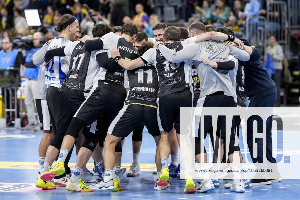 ThSV Eisenach players, cheering after the final whistle, joy about the victory, winner, winner, cheers, cheering, cheerful, positive, happy, rejoicing, optimistic, highlight, action, action, dancing in a circle, team circle, team circle, 01 11 2024, Mannheim Germany , Handball, Bundesliga, Rhein Neckar Löwen ThSV Eisenach