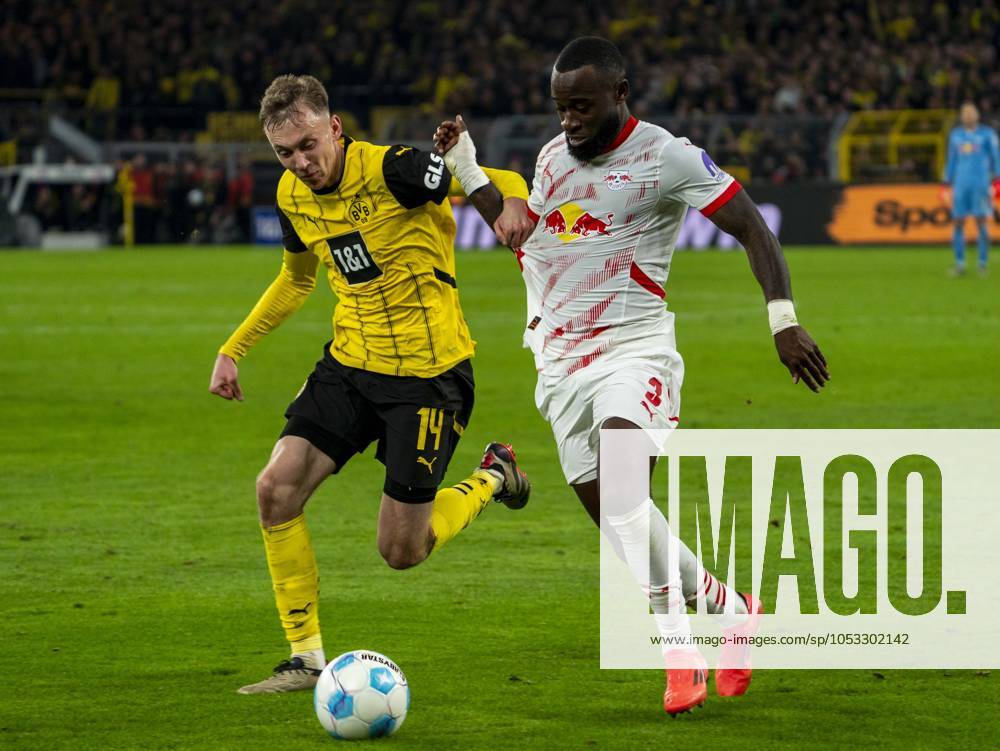 Maximilian Beier Borussia Dortmund, 14 in duel against Lutsharel Geertruida RB Leipzig, 3 02 11 2024, Soccer, 1 Bundesliga Borussia Dortmund RB Leipzig in Dortmund, Signal Iduna Park, Season 2024 2025