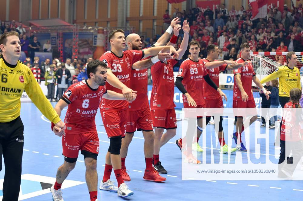 Cheering, joy after the victory , Nebojsa Simic goalkeeper MT Melsungen 16 , Erik Balenciaga MT Melsungen 6 , Aaron Mensing MT Melsungen 33 , Adrian Sipos MT Melsungen 8 , Ian Barrufet MT Melsungen 83 , Rogerio Moraes Ferreira MT Melsungen 13 , Alexandre Cavalcanti MT Melsungen 24 L R , GER, MT Melsungen HC Erlangen, Handball, 1 Bundesliga, Matchday 9, Season 2024 2025, 02 11 2024, GER, MT Melsungen HC Erlangen, Handball, 1 Bundesliga, Matchday 9, Season 2024 2025, 02 11 2024 Kassel