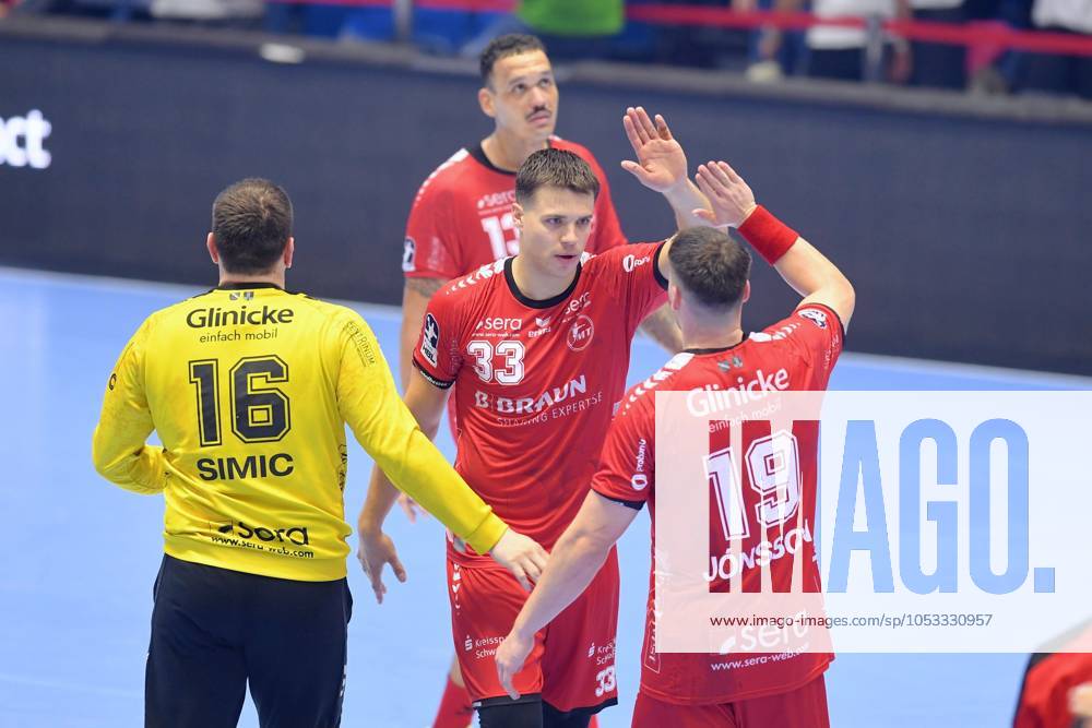 Cheers, joy after the win Nebojsa Simic Goalkeeper MT Melsungen 16 , Aaron Mensing MT Melsungen 33 , Elvar Oern Jonsson MT Melsungen 19 , GER, MT Melsungen HC Erlangen, Handball, 1 Bundesliga, Matchday 9, Season 2024 2025, 02 11 2024, GER, MT Melsungen HC Erlangen, Handball, 1 Bundesliga, Matchday 9, Season 2024 2025, 02 11 2024 Kassel