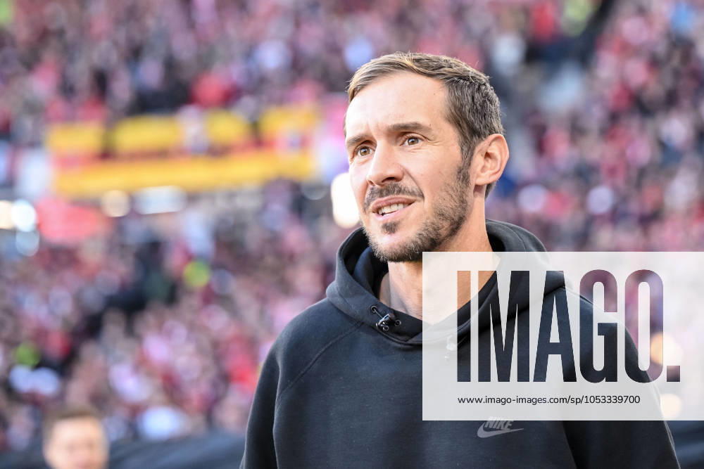 Coach Julian Schuster SC Freiburg Looks on during the Bundesliga match between SC Freiburg and 1 FSV Mainz 05, Europa Park Stadium on November 03, 2024 in Freiburg, Germany Photo by Harry Langer DeFodi Images Coach Julian Schuster SC Freiburg Looks on during the Bundesliga match between SC Freiburg and 1 FSV Mainz 05 at Europa Park Stadium on November 3, 2024 in Freiburg, Germany Photo by Harry Langer DeFodi Images DFL regulations prohibit any use of photographs as image sequences and or quasi video not used in POL SRB CRO FRA GBR NED ITA USA Defodi 541 SCFFSVV20241103 003 Defodi-541 not used in POL SRB CRO FRA GBR NED ITA USA DFL regulations prohibit any use of photographs as image sequences and or quasi-video.