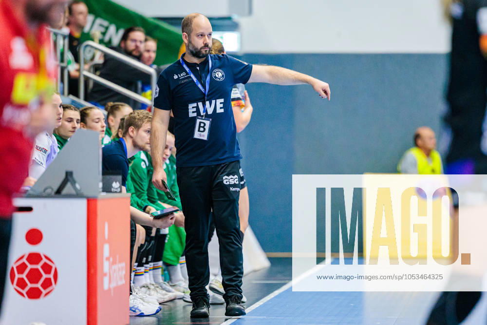 Niels Boetel VfL Oldenburg, Coach gestures GER, HSG Blomberg Lippe vs VfL Oldenburg, Handball, DHB Pokal Women, Quarterfinals, Season 2024 2025, 06 11 2024 GER, HSG Blomberg Lippe vs VfL Oldenburg, Handball, DHB Pokal Women, Quarterfinals, Season 2024 2025, 06 11 2024 Blomberg
