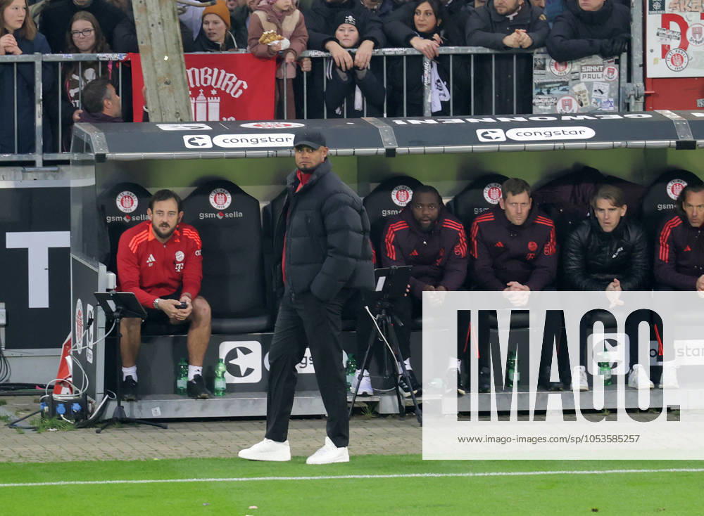 Head Coach Vincent Kompany FC Bayern Muenchen Football, 1 BL, Season 2024 2025, Men, FC St Pauli vs FC Bayern Muenchen DFL REGULATIONS PROHIBIT ANY USE OF PHOTOGRAPHS AS IMAGE SEQUENCES AND OR QUASI VIDEO