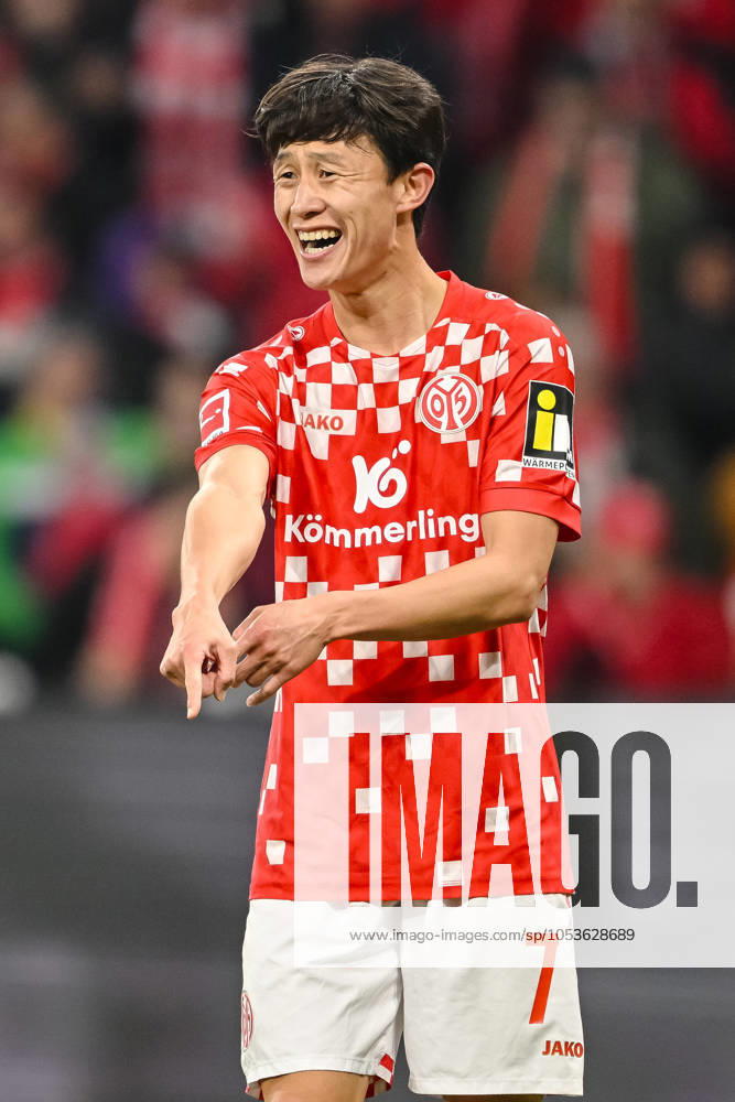 Jae-Sung Lee (1.FSV Mainz 05) gestikuliert, gestik waehrend des Spiels der 1. Bundesliga zwischen 1. FSV Mainz 05 und Borussia Dortmund, Mewa Arena am 09. November 2024 in Mainz, Deutschland. (Foto von Harry Langer DeFodi Images) +++ Jae-Sung Lee (1.FSV Mainz 05) gestures during the Bundesliga match between 1. FSV Mainz 05 and Borussia Dortmund at Mewa Arena on November 9, 2024 in Mainz, Germany. (Photo by Harry Langer DeFodi Images) DFL regulations prohibit any use of photographs as image sequences and or quasi-video. not used in POL SRB CRO FRA GBR NED ITA USA Defodi-541_FSVBVB20241109_295 Defodi-541 not used in POL SRB CRO FRA GBR NED ITA USA DFL regulations prohibit any use of photographs as image sequences and or quasi-video.