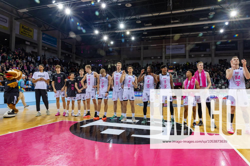 The Telekom Baskets Bonn team celebrates the victory against Maccabi Ironi Ramat Gan Telekom Baskets Bonn vs Maccabi Ironi Ramat Gan, Basketball, Champions League, Group round, 2024 2025, 13 11 2024 Telekom Baskets Bonn vs Maccabi Ironi Ramat Gan, Basketball, Champions League, Group round, 2024 2025, 13 11 2024 Bonn