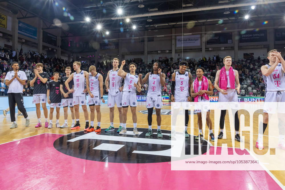 The Telekom Baskets Bonn team celebrates the victory against Maccabi Ironi Ramat Gan Telekom Baskets Bonn vs Maccabi Ironi Ramat Gan, Basketball, Champions League, Group round, 2024 2025, 13 11 2024 Telekom Baskets Bonn vs Maccabi Ironi Ramat Gan, Basketball, Champions League, Group round, 2024 2025, 13 11 2024 Bonn