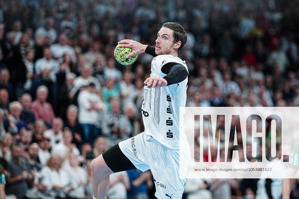 Throw Goal Hendrik Pekeler THW Kiel, 61 GER, THW Kiel vs SC Magdeburg, Handball, DHB Pokal, Round of 16, Season 2024 2025, 13 11 2024 GER, THW Kiel vs SC Magdeburg, Handball, DHB Pokal, Round of 16, Season 2024 2025, 13 11 2024 Kiel