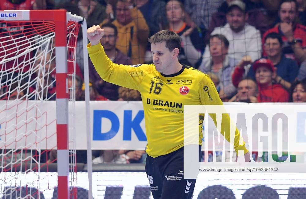 Cheers for Nebojsa Simic Goalkeeper MT Melsungen 16 , GER, MT Melsungen SC Magdeburg, Handball, 1 Bundesliga, Matchday 10, Season 2024 2025, 16 11 2024, GER, MT Melsungen SC Magdeburg, Handball, 1 Bundesliga, Matchday 10, Season 2024 2025, 16 11 2024 Kassel