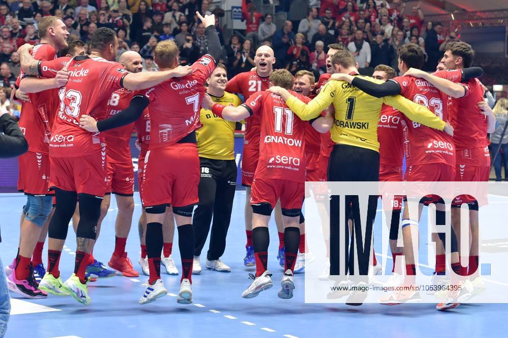 Cheers, joy after the win Nebojsa Simic Goalkeeper MT Melsungen 16 M , Dainis Kristopans MT Melsungen 10 L , Arnar Freyr Arnarsson MT Melsungen 21 , GER, MT Melsungen SC Magdeburg, Handball, 1 Bundesliga, Matchday 10, Season 2024 2025, 16 11 2024, GER, MT Melsungen SC Magdeburg, Handball, 1 Bundesliga, Matchday 10, Season 2024 2025, 16 11 2024 Kassel